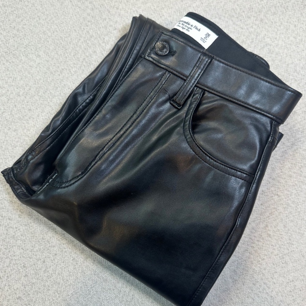 Abercrombie & Fitch Vegan Leather Pants Womens 26/2S Black 90s Straight Curve